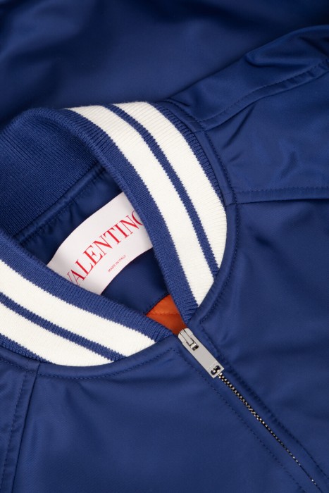 бомбер  универсального стиля с лицевой стороны