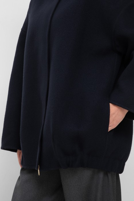 Товар синего цвета с внутренней стороны