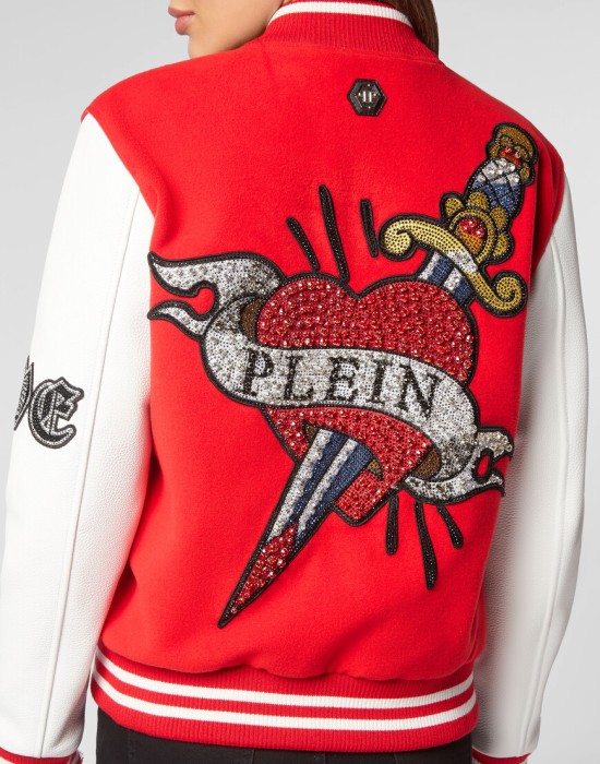 Товар красного цвета с внутренней стороны