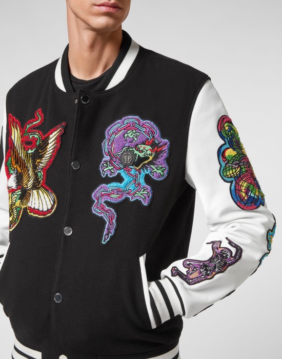 Товар черного цвета с внутренней стороны