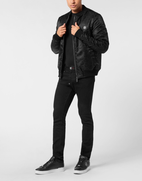 Товар черного цвета с внутренней стороны