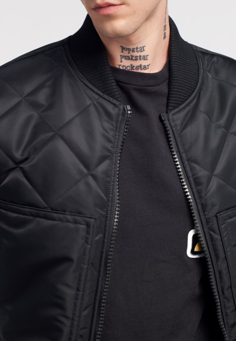 Товар черного цвета с внутренней стороны