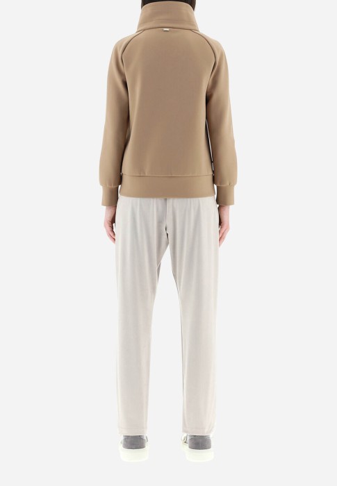 Товар коричневого цвета с внутренней стороны