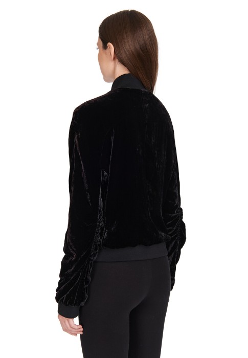 Товар черного цвета с внутренней стороны