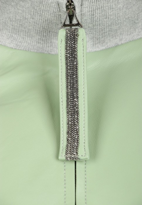 Товар зеленого цвета с внутренней стороны