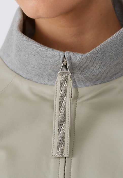 Товар серого цвета с внутренней стороны