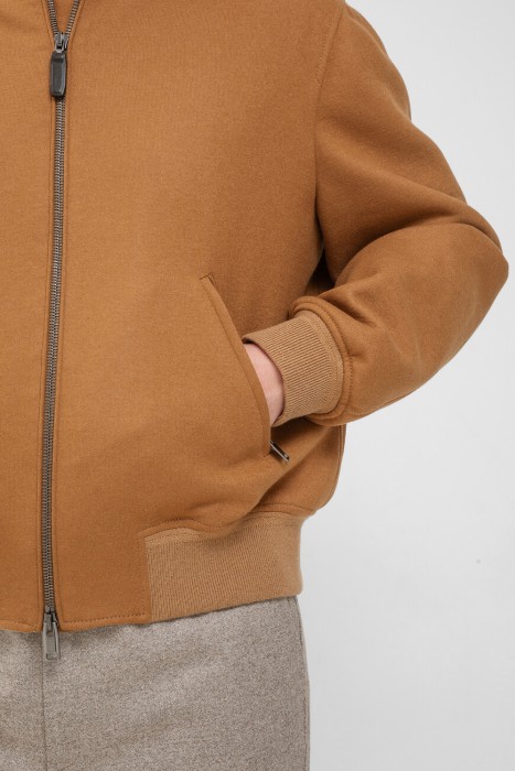 Товар коричневого цвета с внутренней стороны