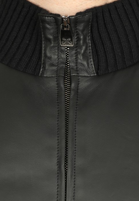 Товар черного цвета с внутренней стороны