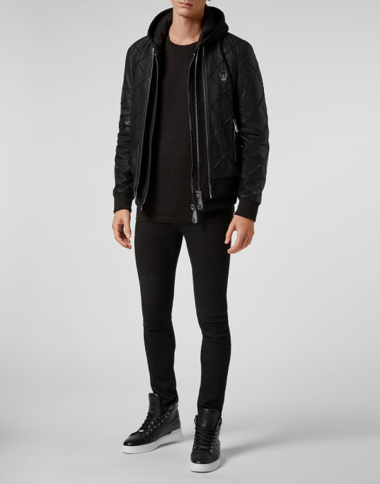 Товар черного цвета с внутренней стороны