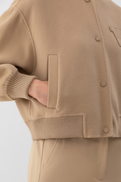 Товар коричневого цвета с внутренней стороны