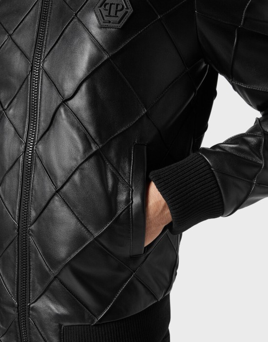 Товар черного цвета с внутренней стороны