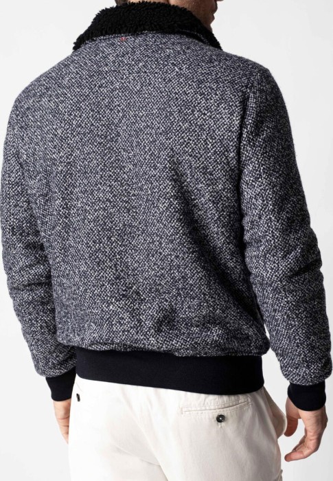 бомбер  универсального стиля с лицевой стороны