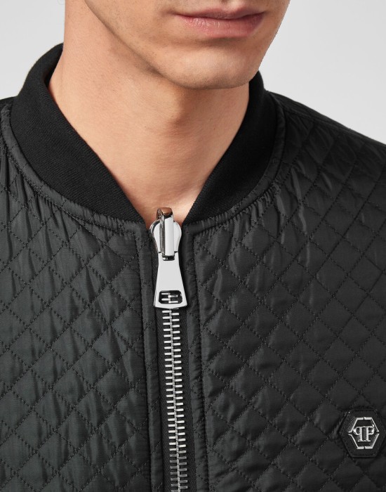 Товар черного цвета с внутренней стороны