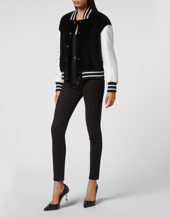 Товар черного цвета с внутренней стороны