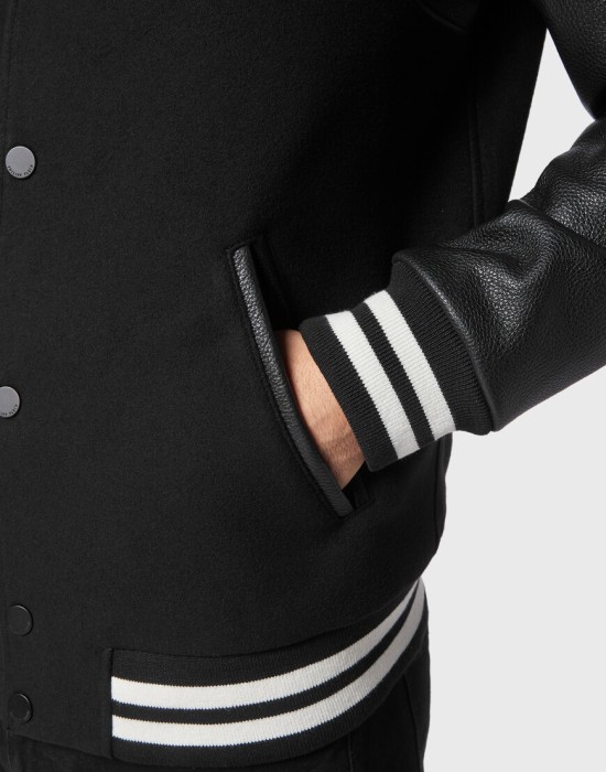 Товар черного цвета с внутренней стороны