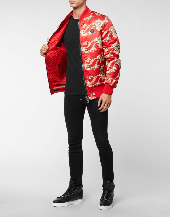 Товар красного цвета с внутренней стороны