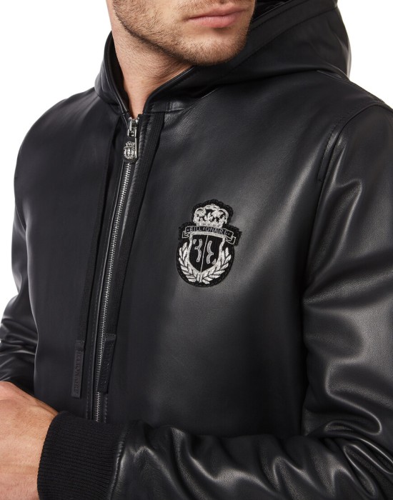 Товар черного цвета с внутренней стороны