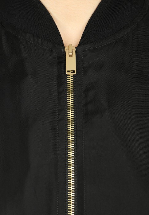 Товар черного цвета с внутренней стороны