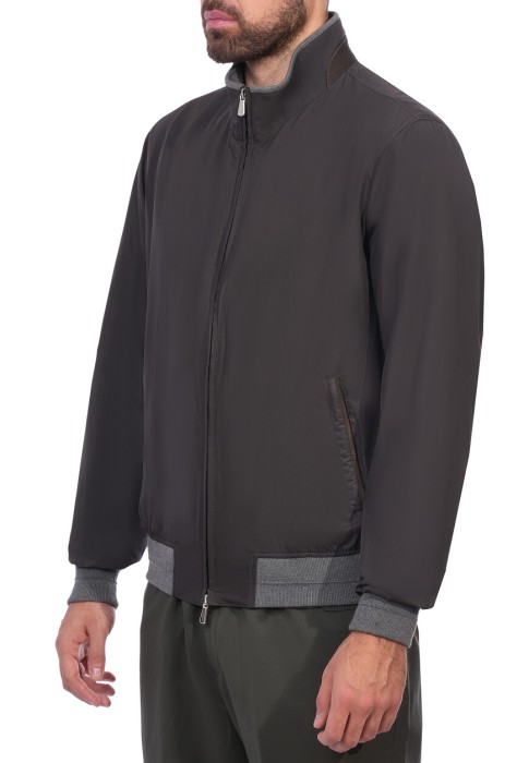 Товар черного цвета с внутренней стороны