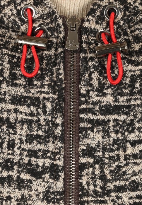 Товар бежевого цвета с внутренней стороны