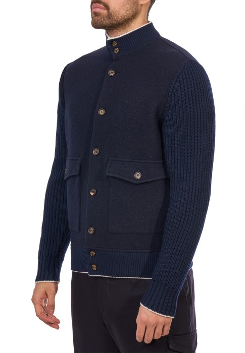 Товар синего цвета с внутренней стороны