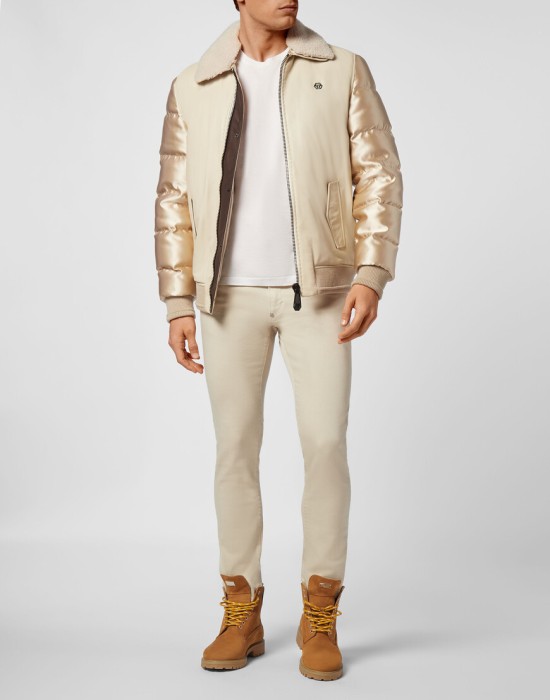 Товар бежевого цвета с внутренней стороны