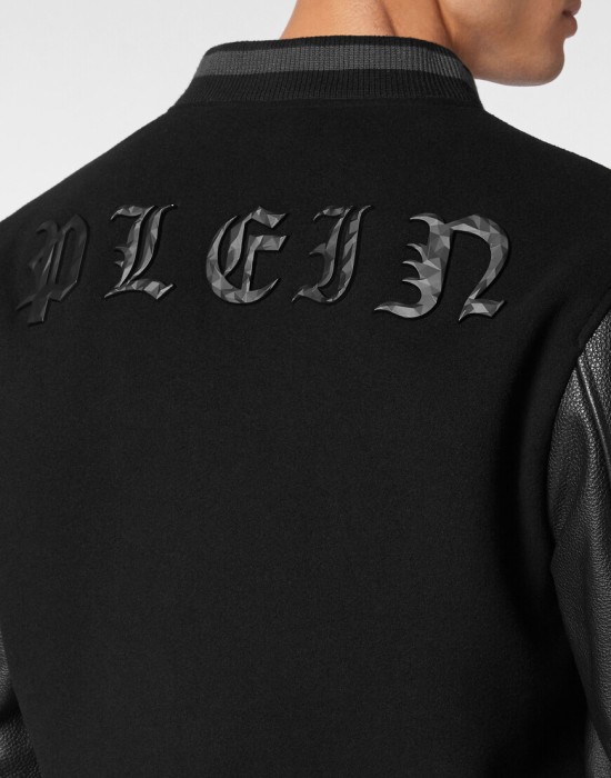 Товар черного цвета с внутренней стороны