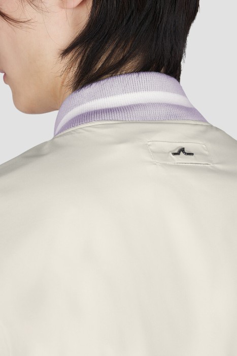 Товар белого цвета с внутренней стороны