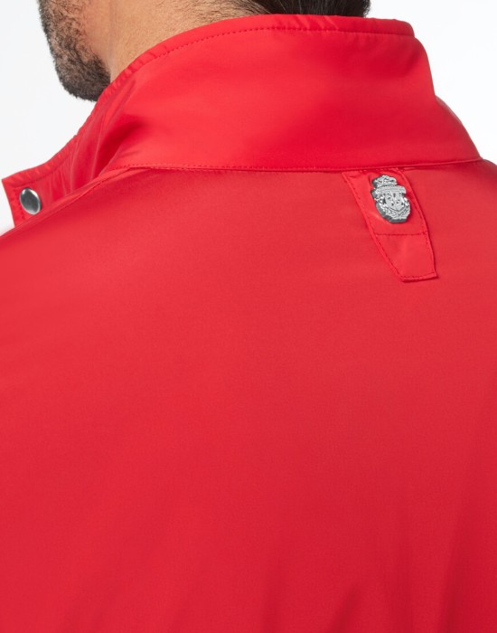 Товар красного цвета с внутренней стороны