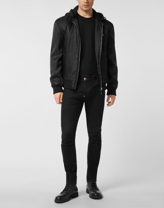 Товар черного цвета с внутренней стороны