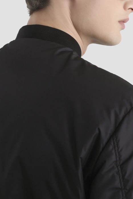 Товар черного цвета с внутренней стороны