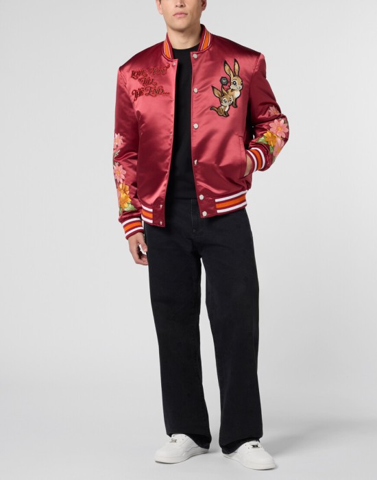 Товар красного цвета с внутренней стороны