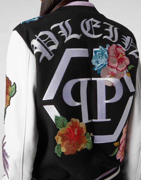 Товар черного цвета с внутренней стороны