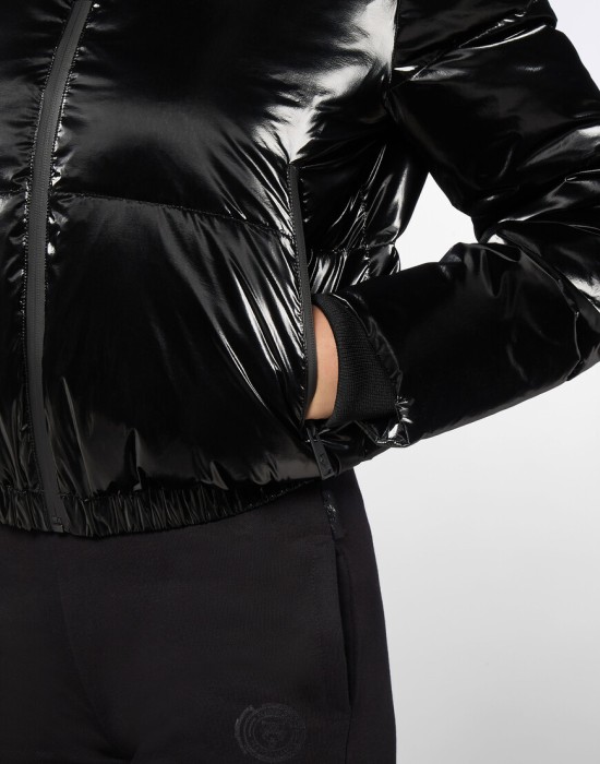 Товар черного цвета с внутренней стороны