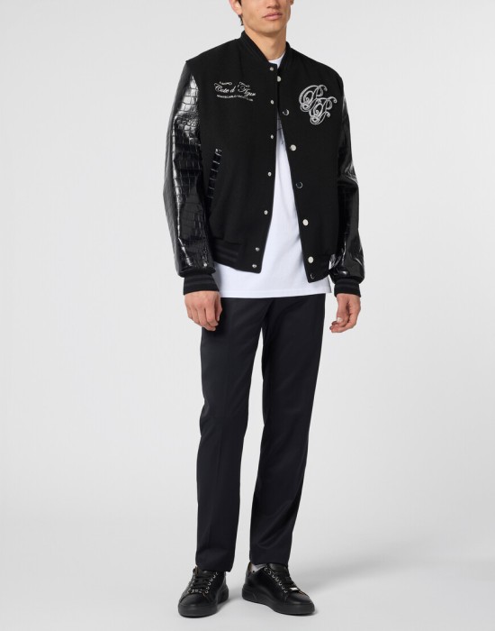 Товар черного цвета с внутренней стороны