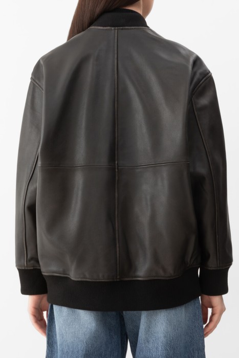 бомбер  по цене 47250 руб вид справа