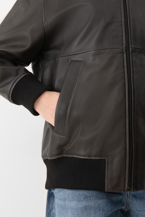 Товар черного цвета с внутренней стороны