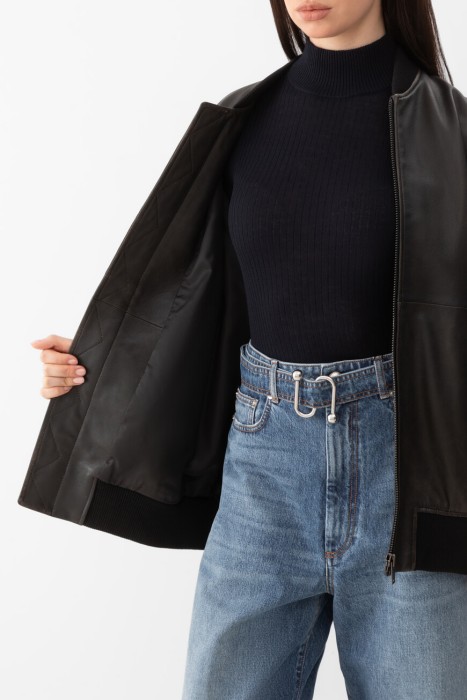 бомбер  из кожи спереди