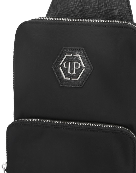 Товар черного цвета с внутренней стороны