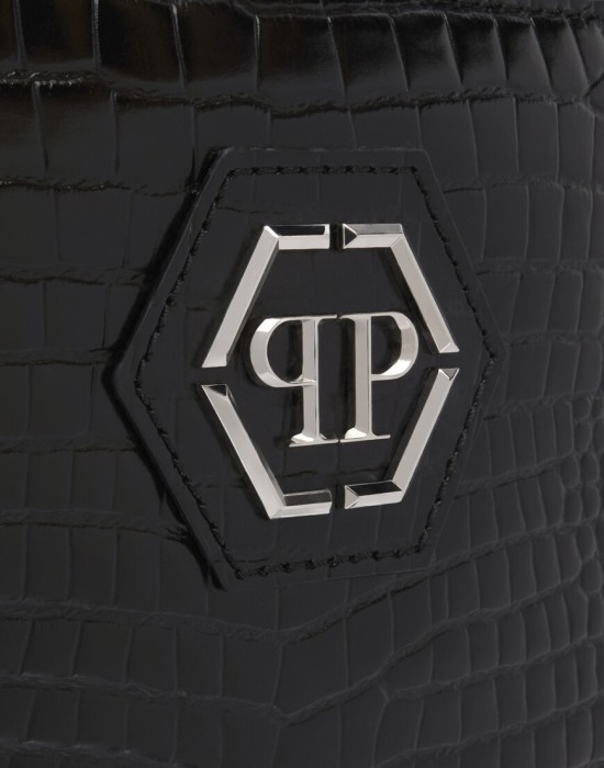 Товар черного цвета с внутренней стороны