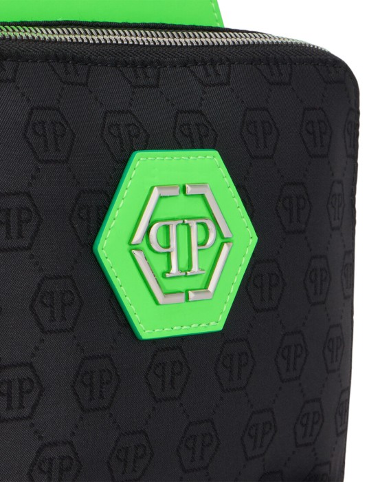 Товар черного цвета с внутренней стороны