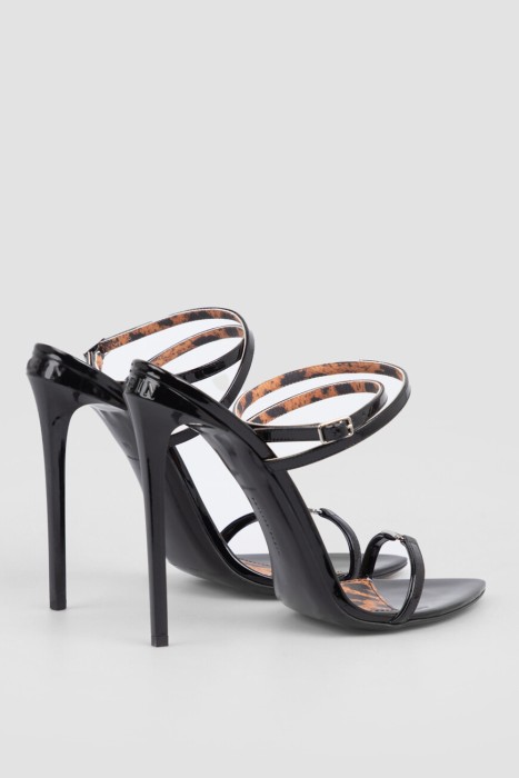 Товар черного цвета с внутренней стороны