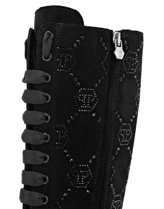 Товар черного цвета с внутренней стороны