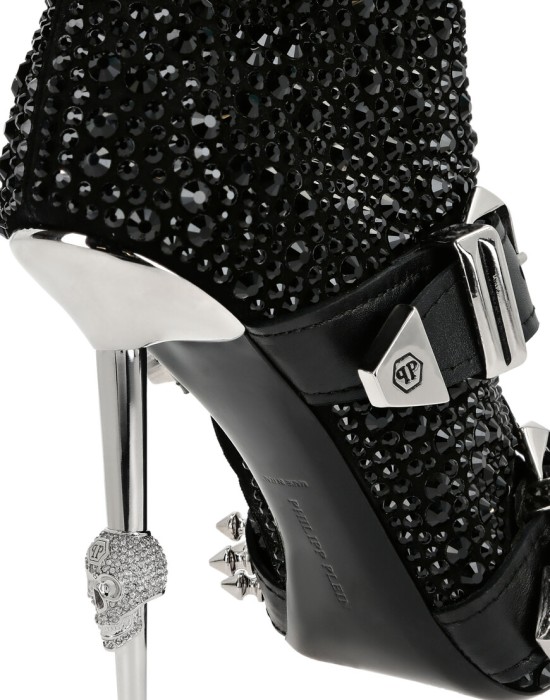 Товар черного цвета с внутренней стороны