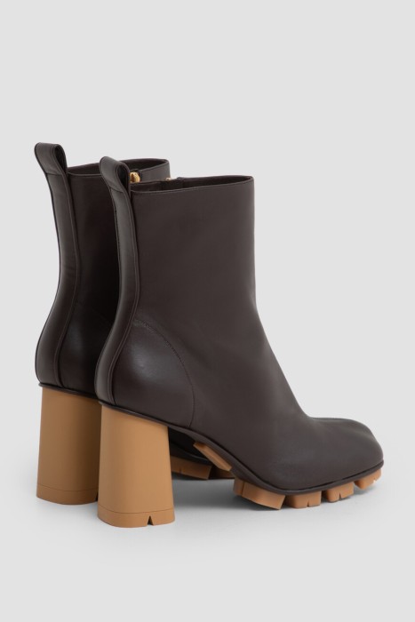 Товар коричневого цвета с внутренней стороны