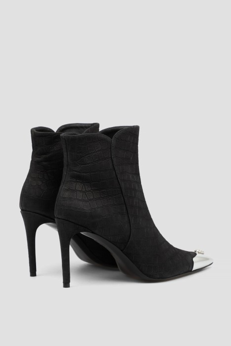 Товар черного цвета с внутренней стороны