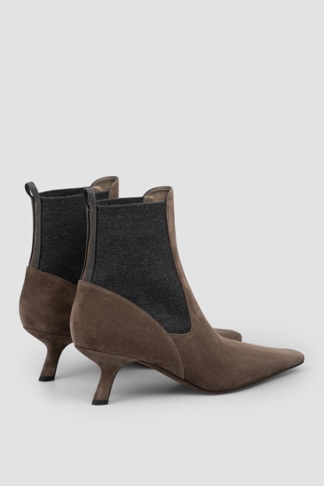 Товар коричневого цвета с внутренней стороны