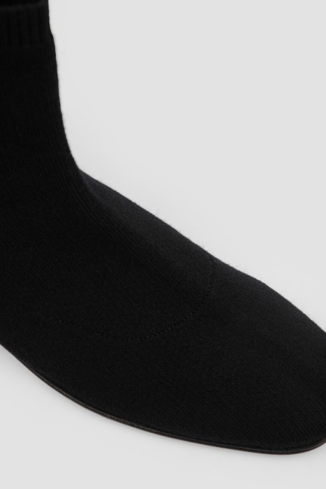 Товар черного цвета с внутренней стороны