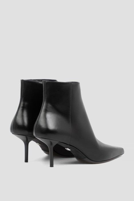 Товар черного цвета с внутренней стороны