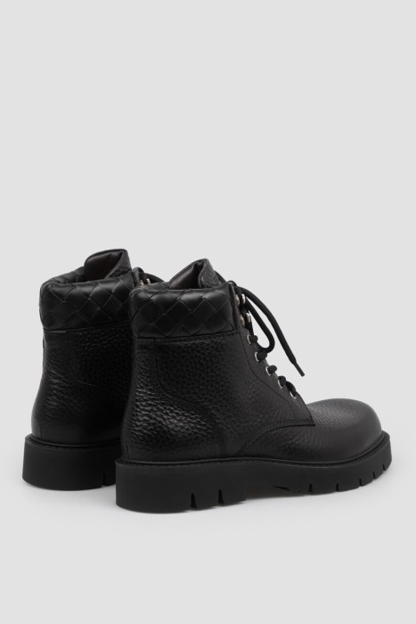 Товар черного цвета с внутренней стороны